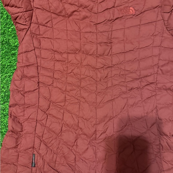 The North Face Women's Puffer Jacket - Maroon Thermoball size Women’s Medium - Picture 12 of 15